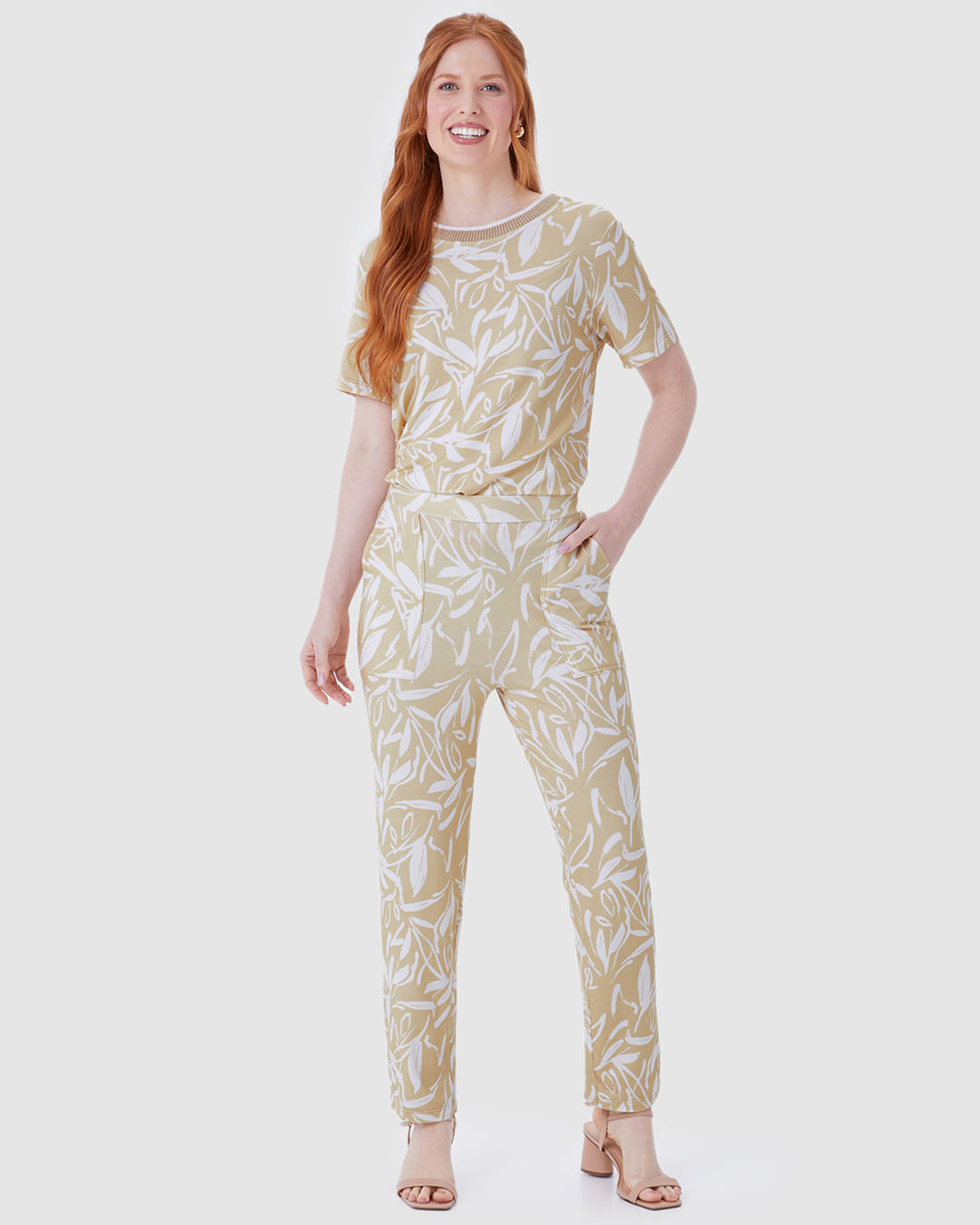Calça Feminina Carrot Bolso Funcional Em Moletinho De Viscose