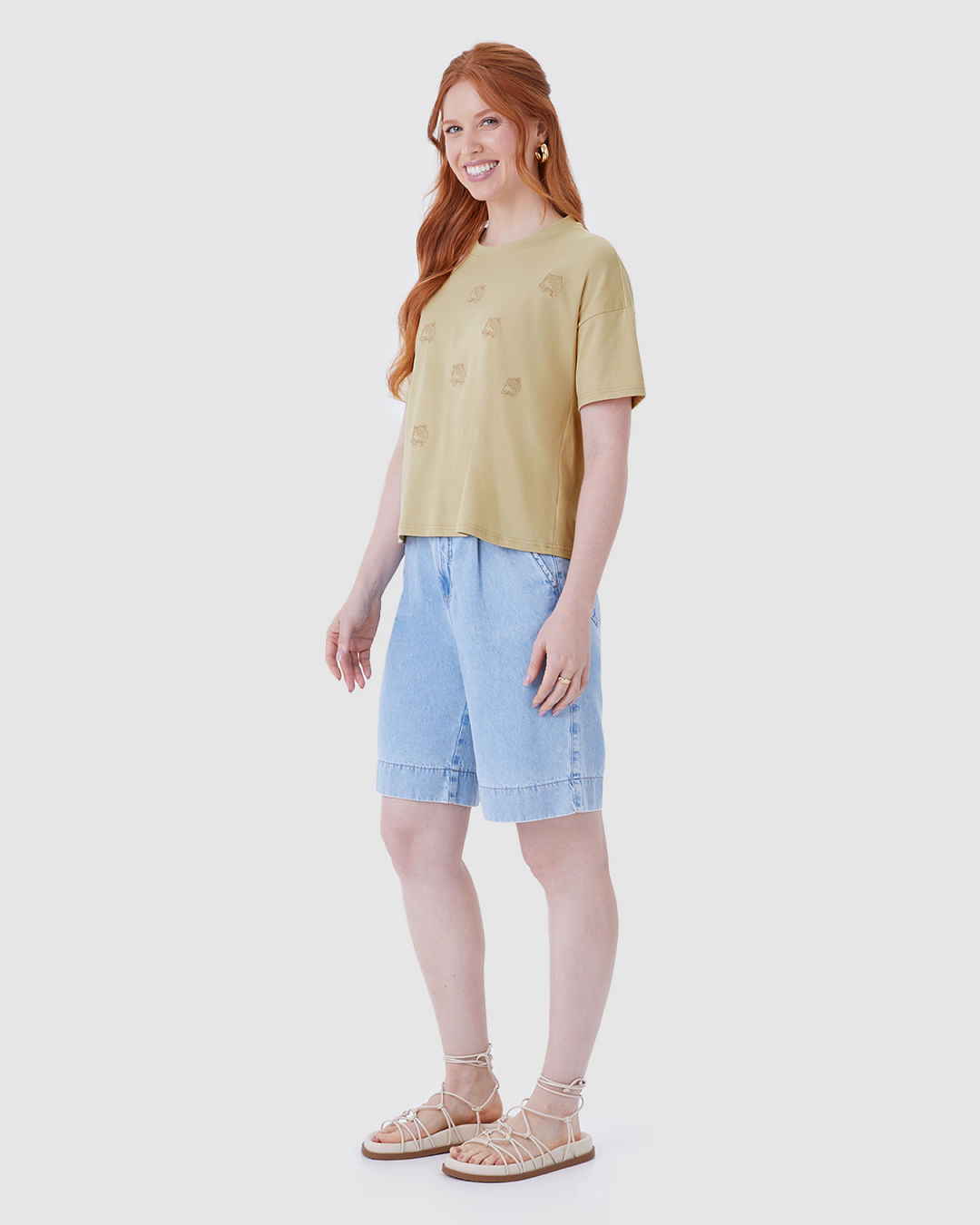 Camiseta Ampla Feminina com Bordados Frontais Delicados Em Algodão - Imagem 12