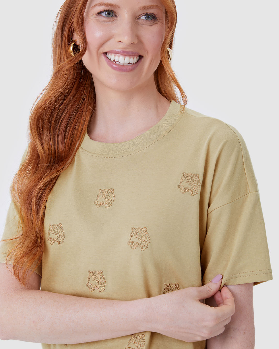 Camiseta Ampla Feminina com Bordados Frontais Delicados Em Algodão - Imagem 3