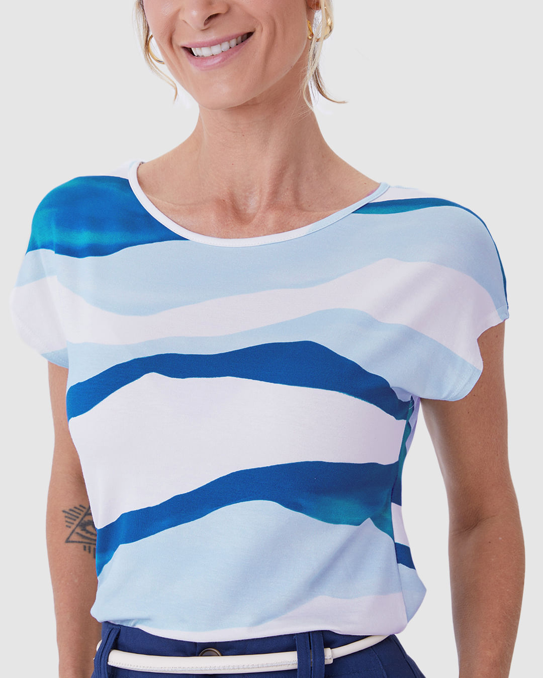 Blusa Feminina Manga Curta Estampa Digital Em Viscose Stretch - Imagem 18