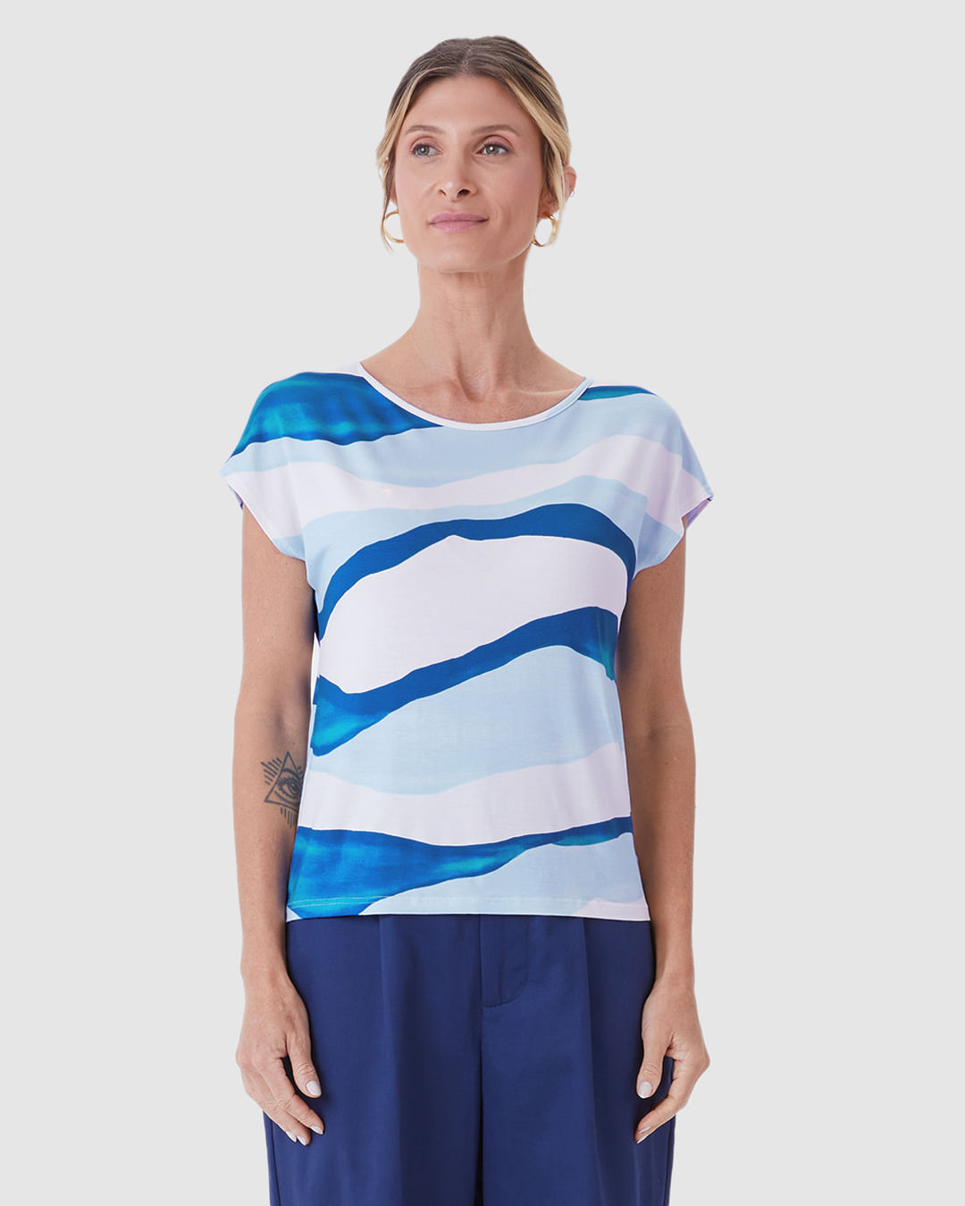 Blusa Feminina Manga Curta Estampa Digital Em Viscose Stretch - Imagem 4