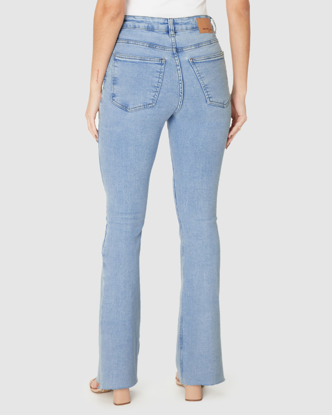 Calça Feminina Small Flare Fenda Lateral Barra Desfiada Em Jeans Stretch - Imagem 5