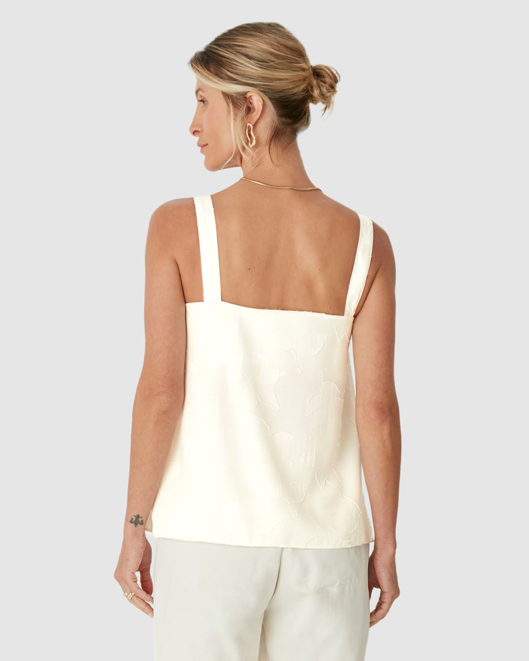 Regata Ampla Feminina Decote V Em Tecido Jacquard - Imagem 15