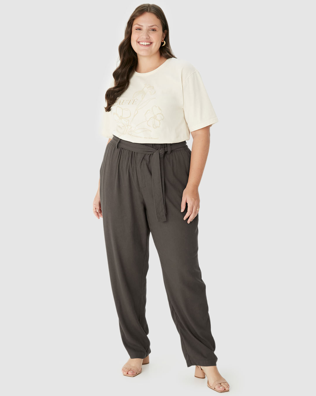 Calça Feminina Plus Size Clochard Com Cinto Em Viscolinho - Imagem 11