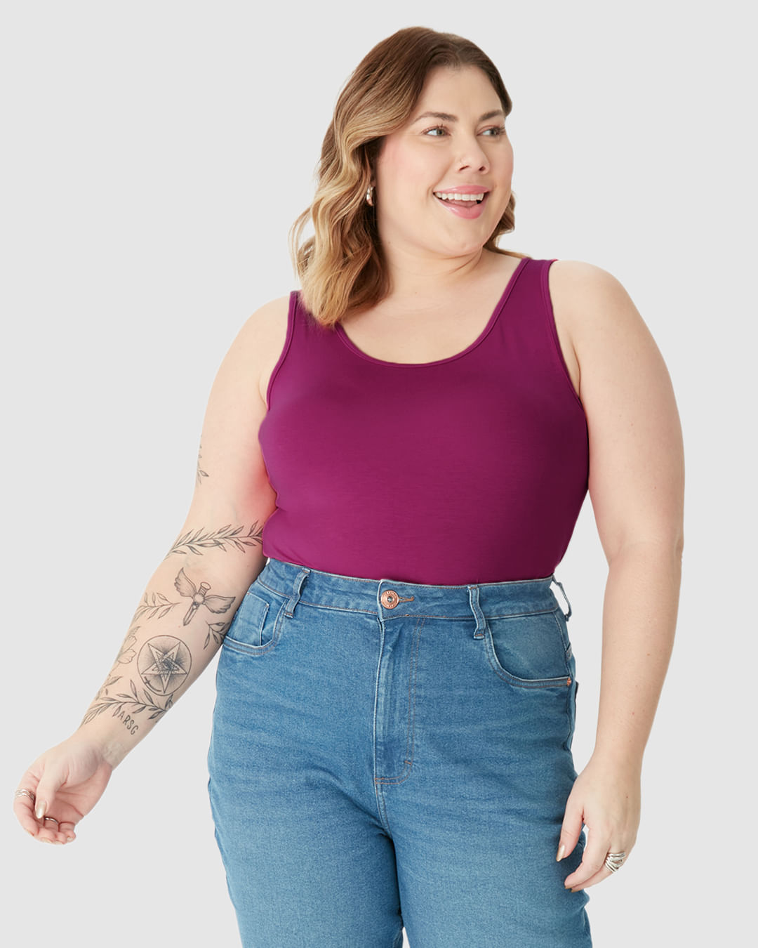 Regata Feminina Plus Size Reta Em Viscose Stretch - Imagem 11