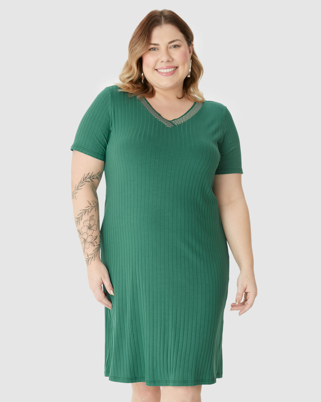 Vestido Feminino Plus Size Reto Decote V Retilínea em Malha Viscose Canelada