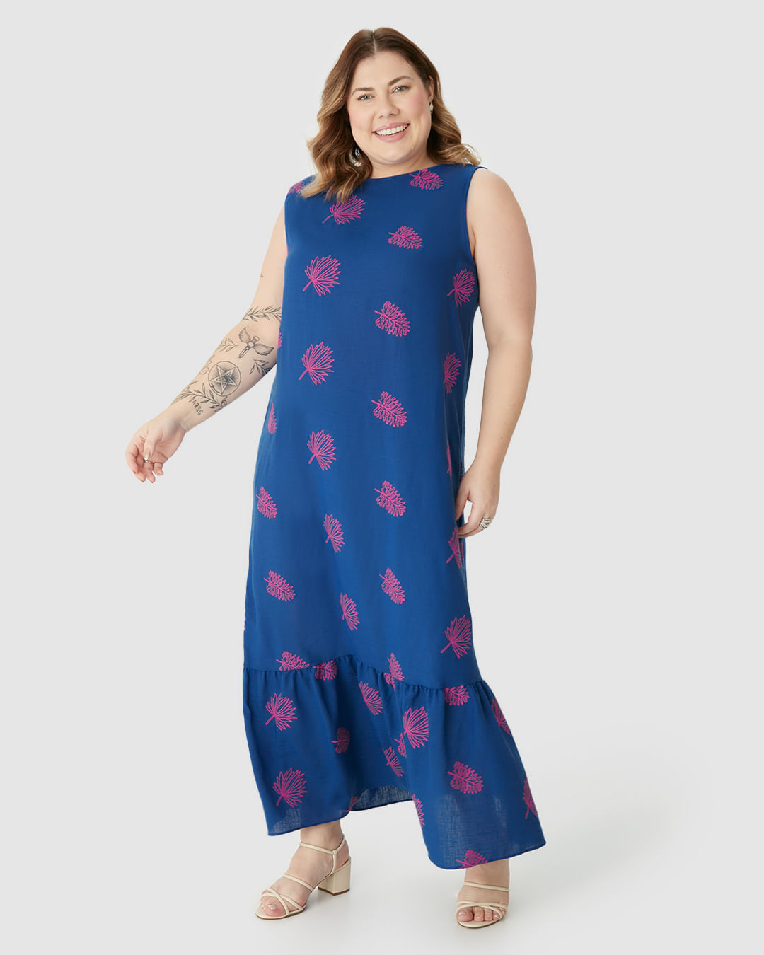Vestido Longo Feminino Plus Size Evasê Sem Manga Em Tecido Bordado