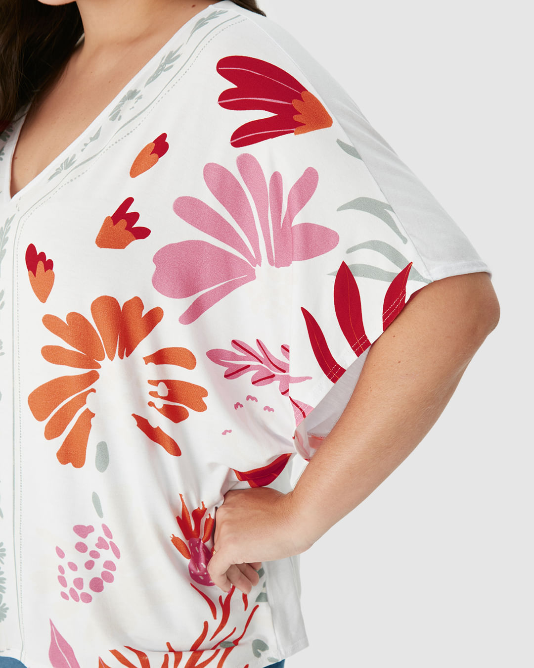 Blusa Feminina Plus Size Ampla Estampada Decote V Em Viscose Stretch - Imagem 3