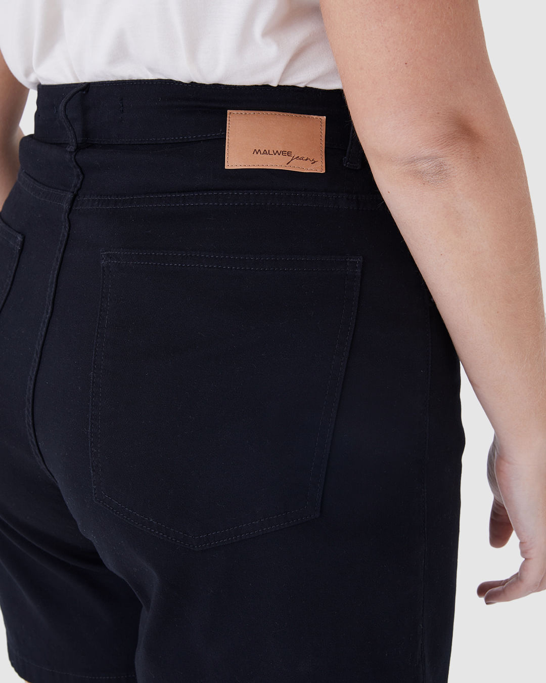 Bermuda Feminina Plus Size Comfort Cintura Média Em Sarja Com Elastano - Imagem 13