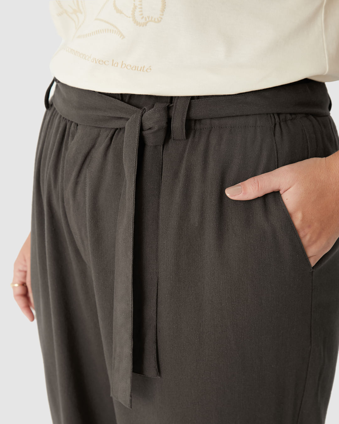 Calça Feminina Plus Size Clochard Com Cinto Em Viscolinho - Imagem 8