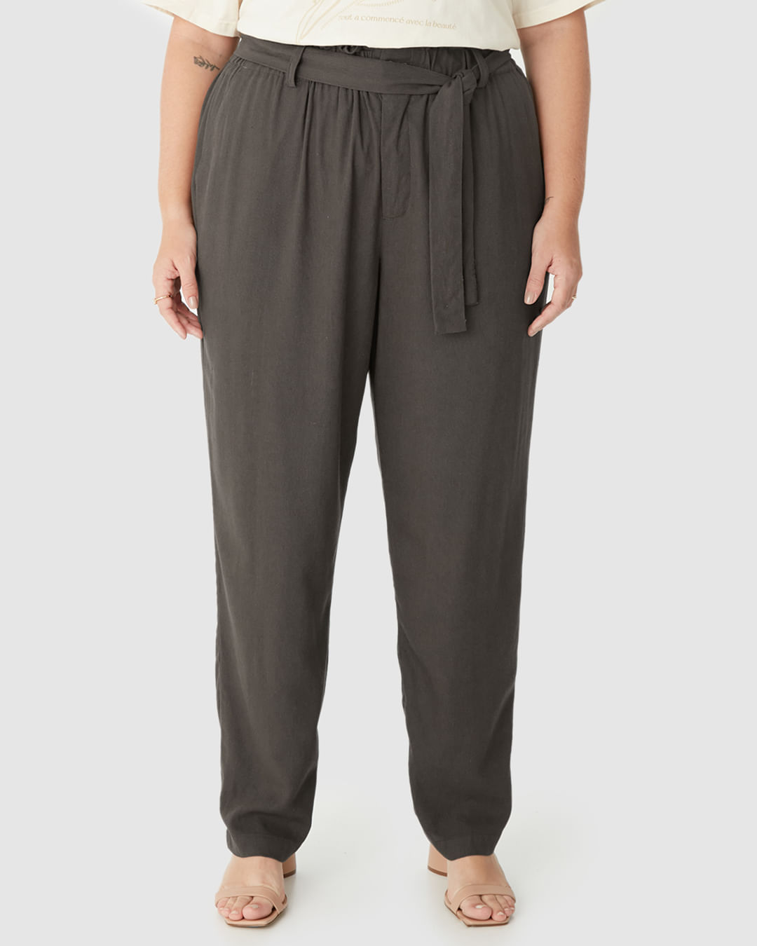 Calça Feminina Plus Size Clochard Com Cinto Em Viscolinho - Imagem 19