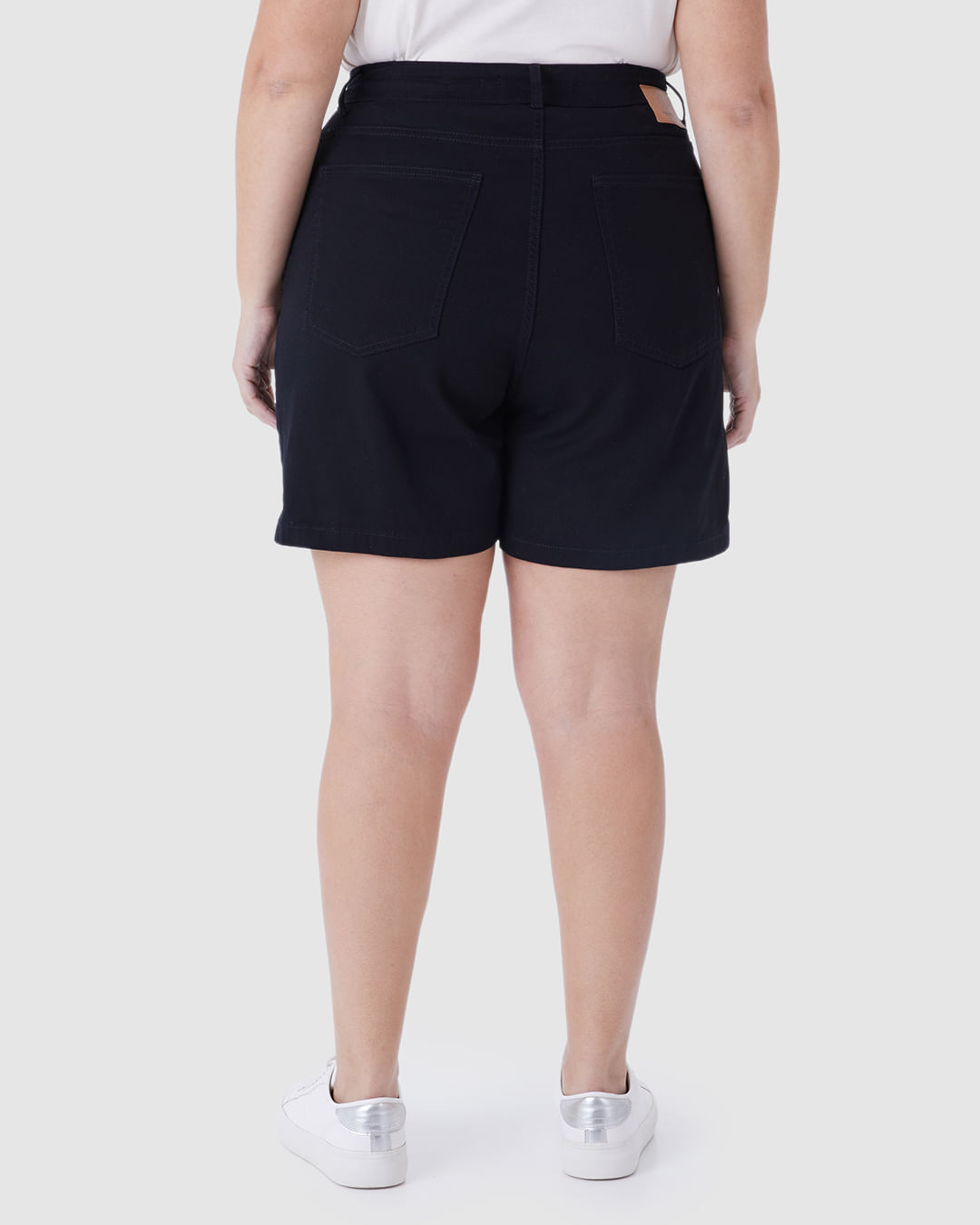 Bermuda Feminina Plus Size Comfort Cintura Média Em Sarja Com Elastano - Imagem 5