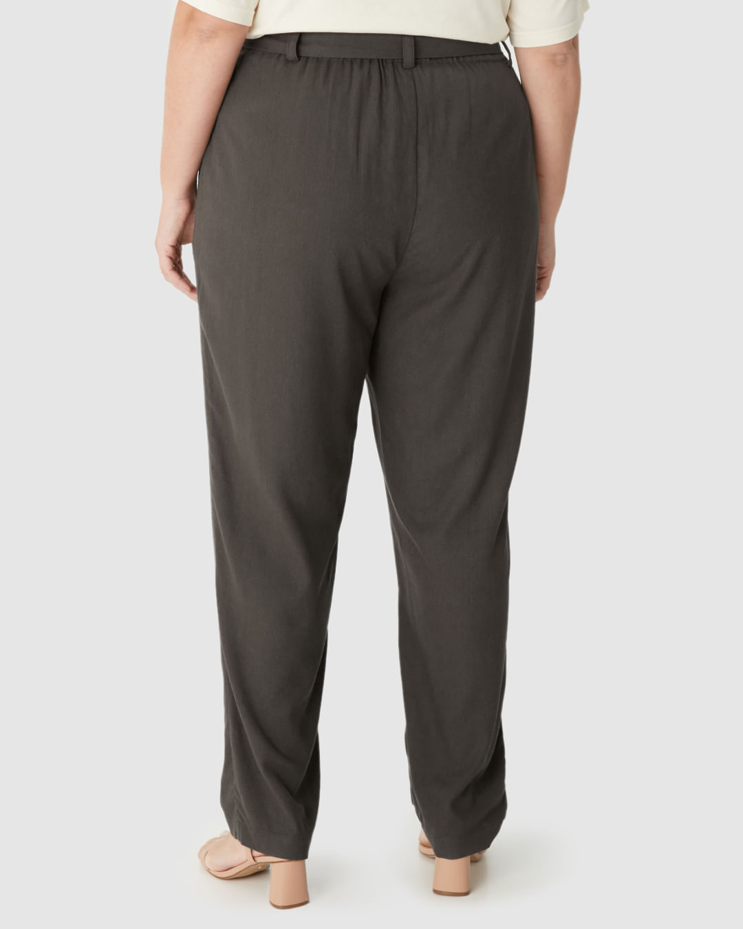 Calça Feminina Plus Size Clochard Com Cinto Em Viscolinho - Imagem 10