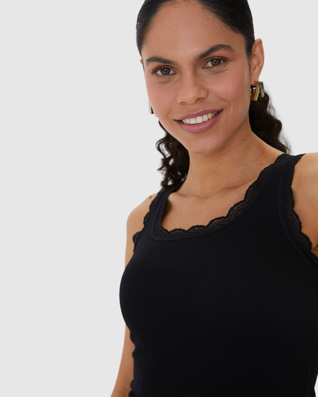 Regata Básica Feminina Detalhe Costura Renda Em Ribana - Imagem 18