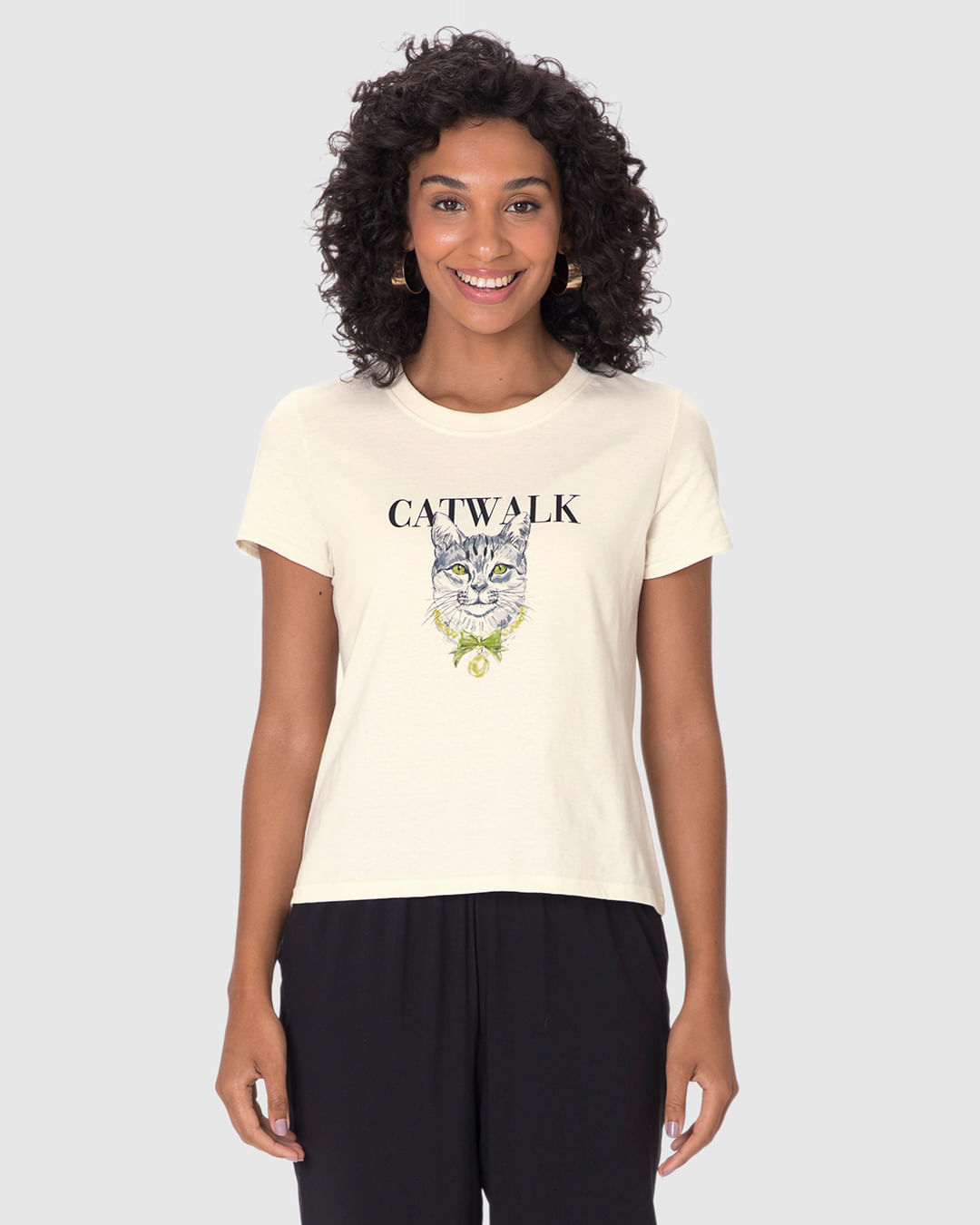 Camiseta Feminina Estampa Ilustrativa Catwalk Em Algodão - Imagem 19