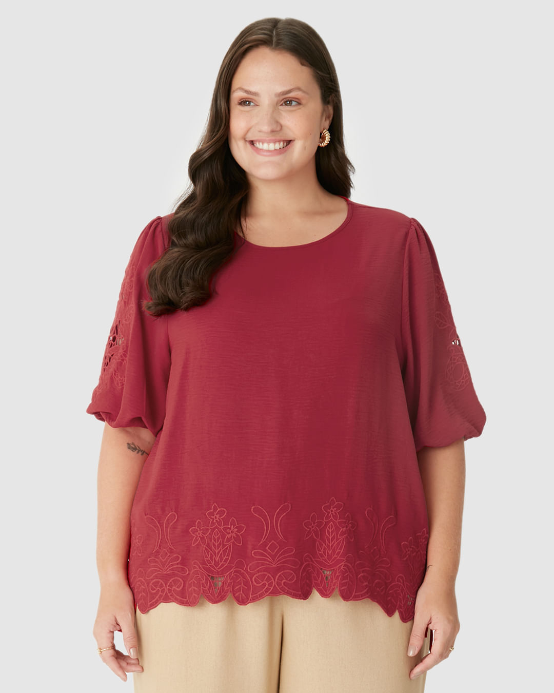 Blusa Bata Feminina Plus Size Detalhe Bordado Manga E Barra Em Crepe - Imagem 2