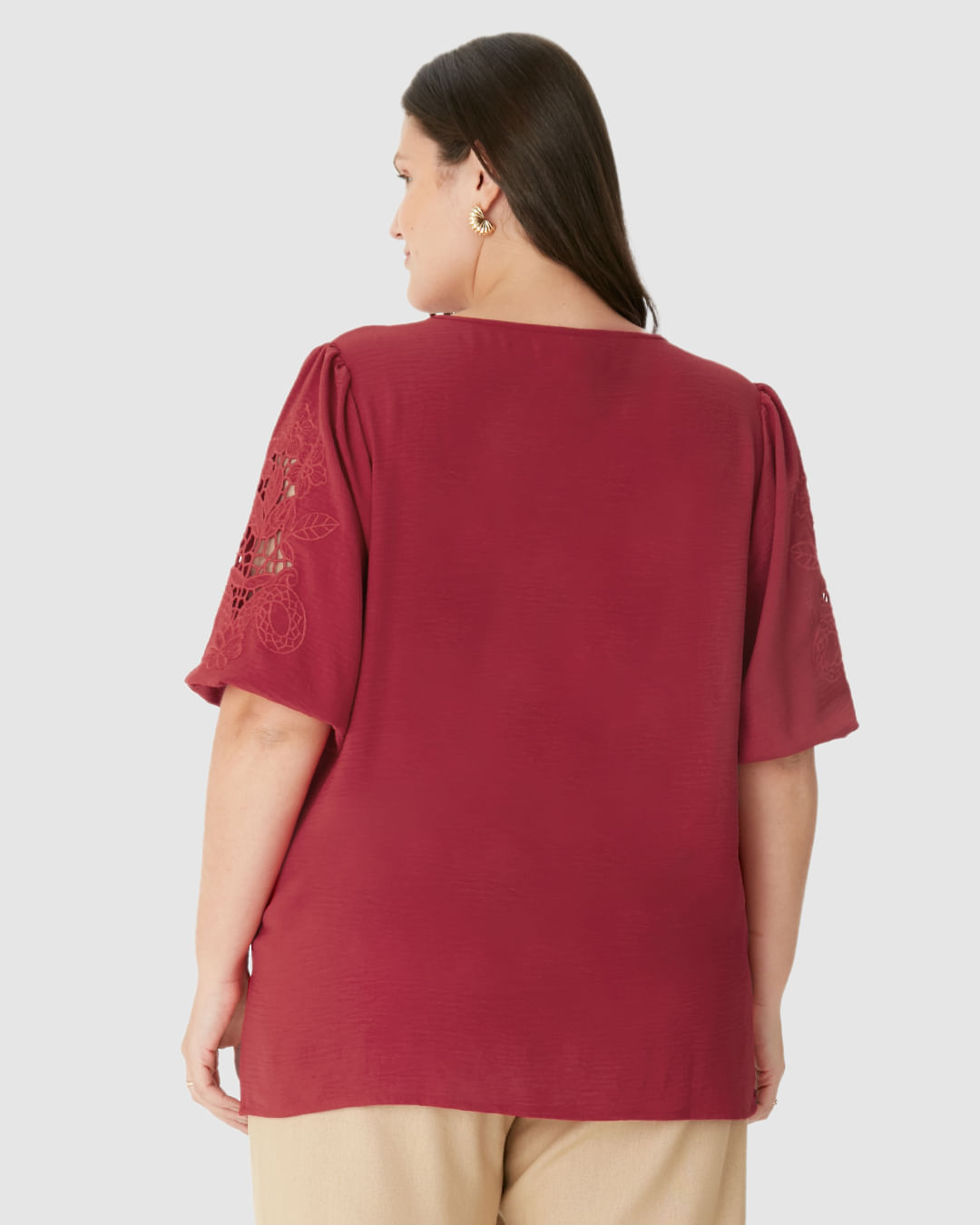 Blusa Bata Feminina Plus Size Detalhe Bordado Manga E Barra Em Crepe - Imagem 8