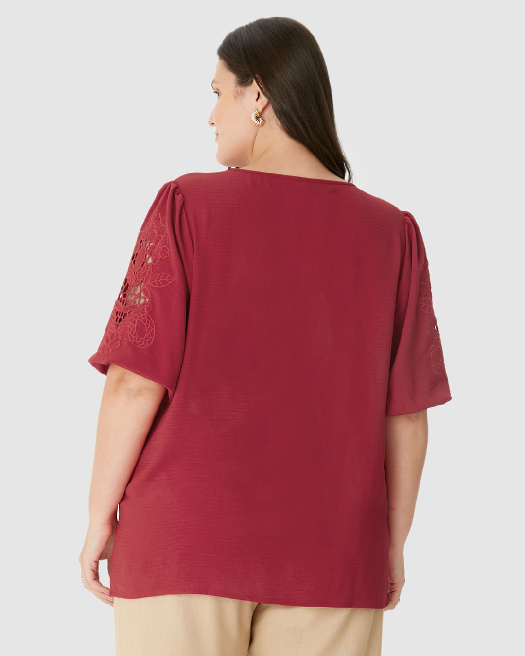 Blusa Bata Feminina Plus Size Detalhe Bordado Manga E Barra Em Crepe - Imagem 10
