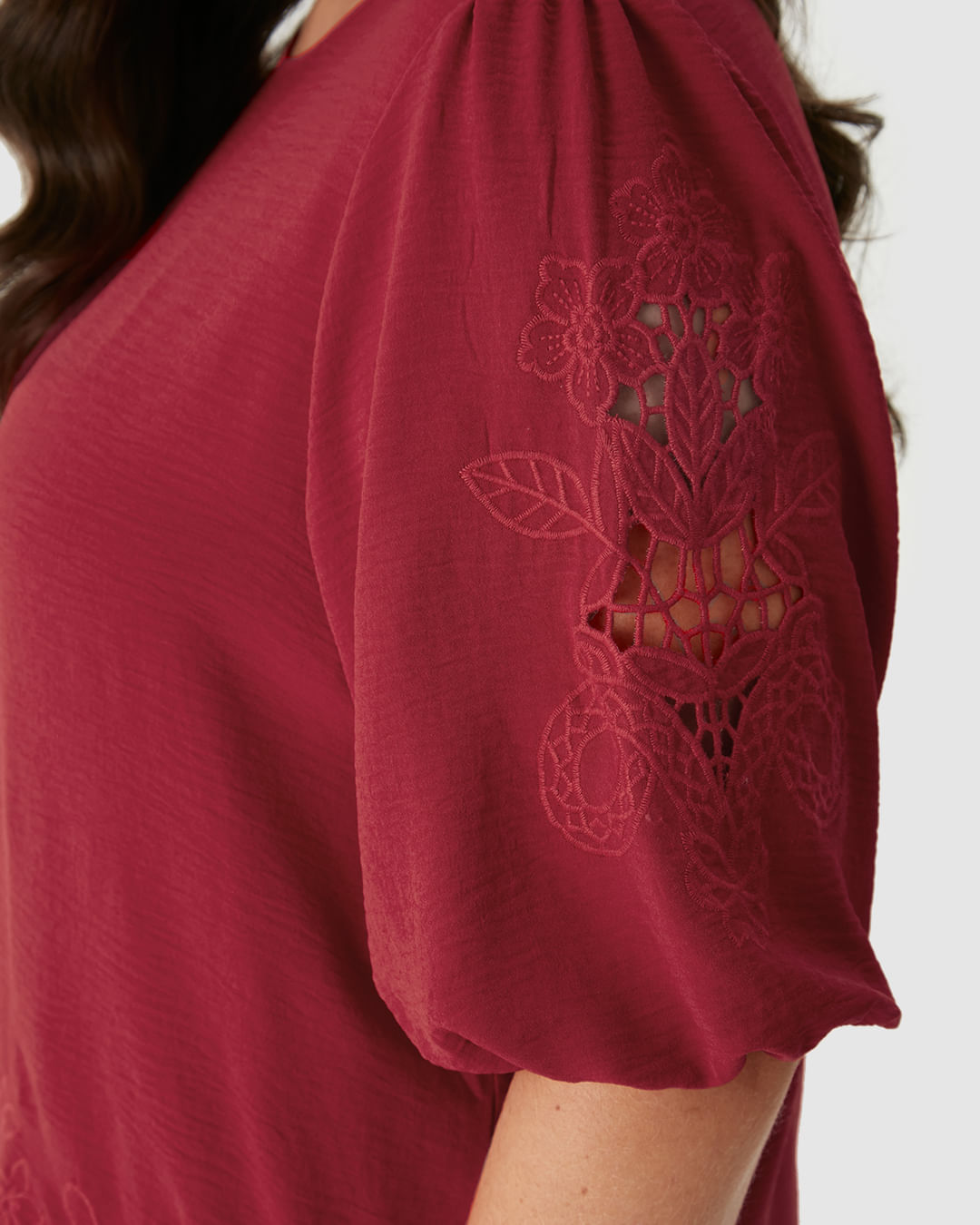 Blusa Bata Feminina Plus Size Detalhe Bordado Manga E Barra Em Crepe - Imagem 14