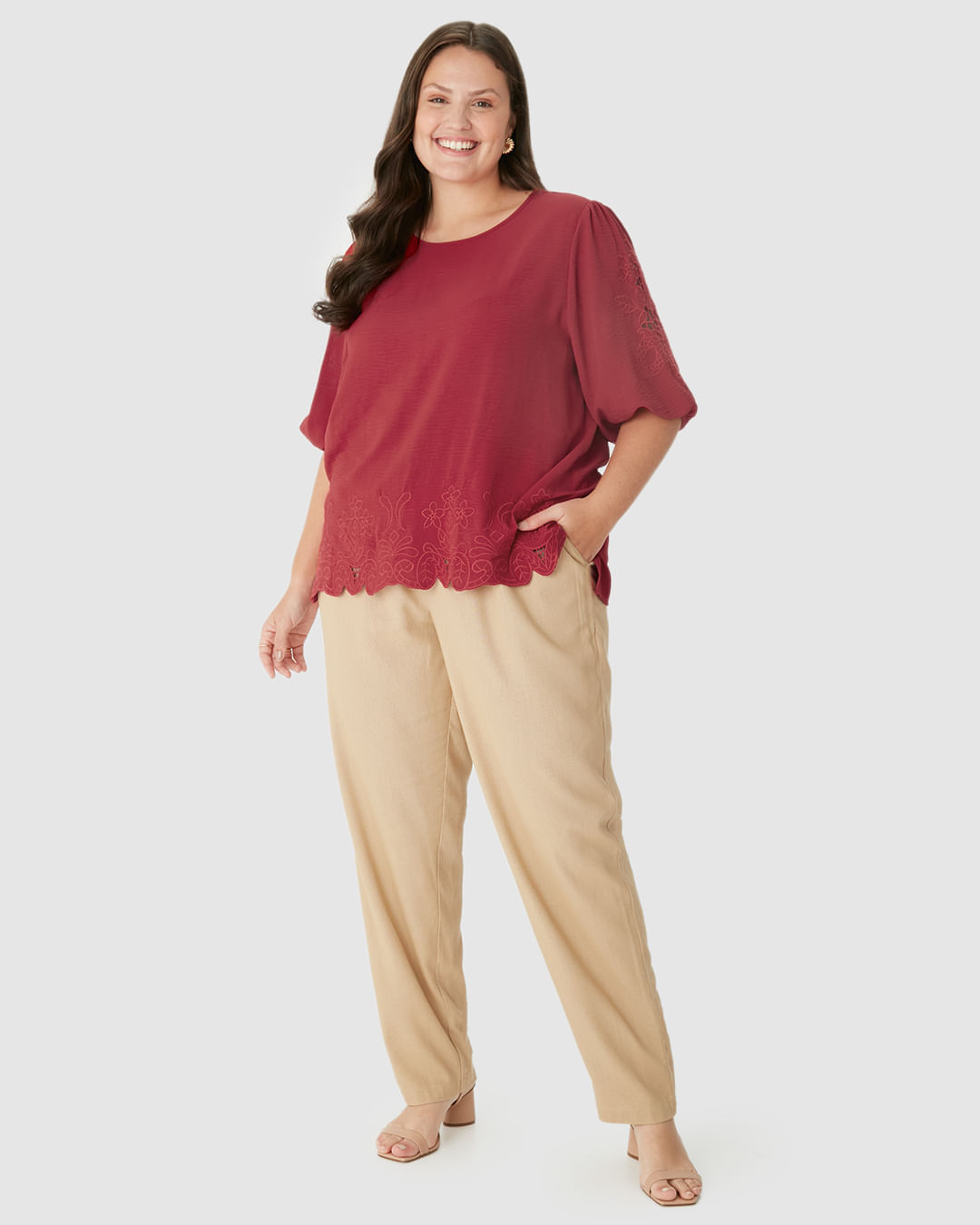 Blusa Bata Feminina Plus Size Detalhe Bordado Manga E Barra Em Crepe - Imagem 16