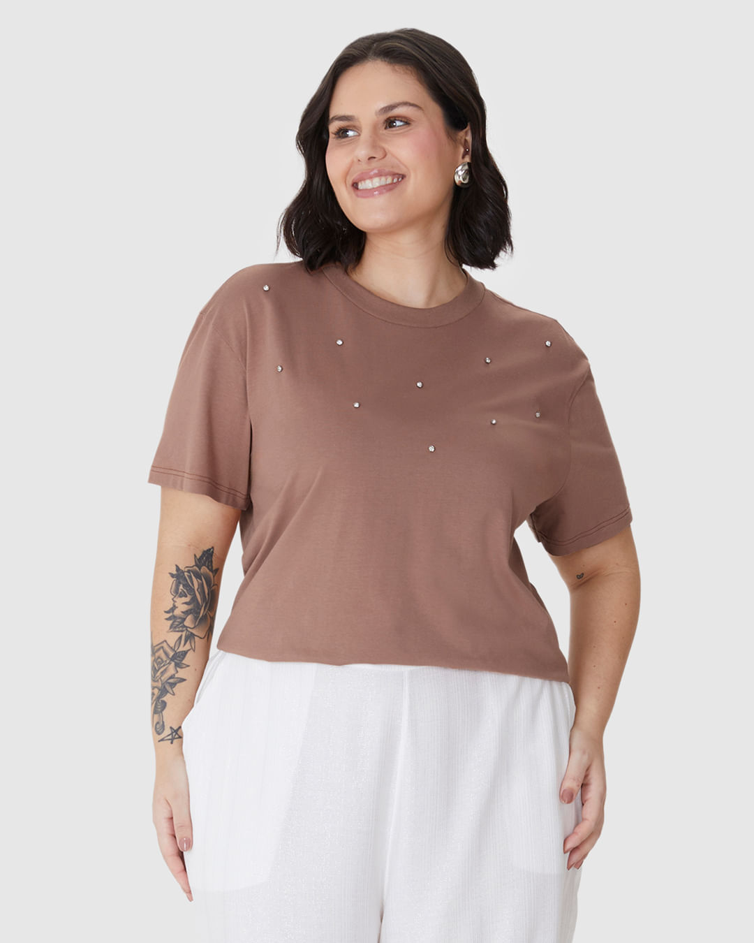 Camiseta Feminina Plus Size Box Aplique Rebite Com Strass Em Algodão - Imagem 11