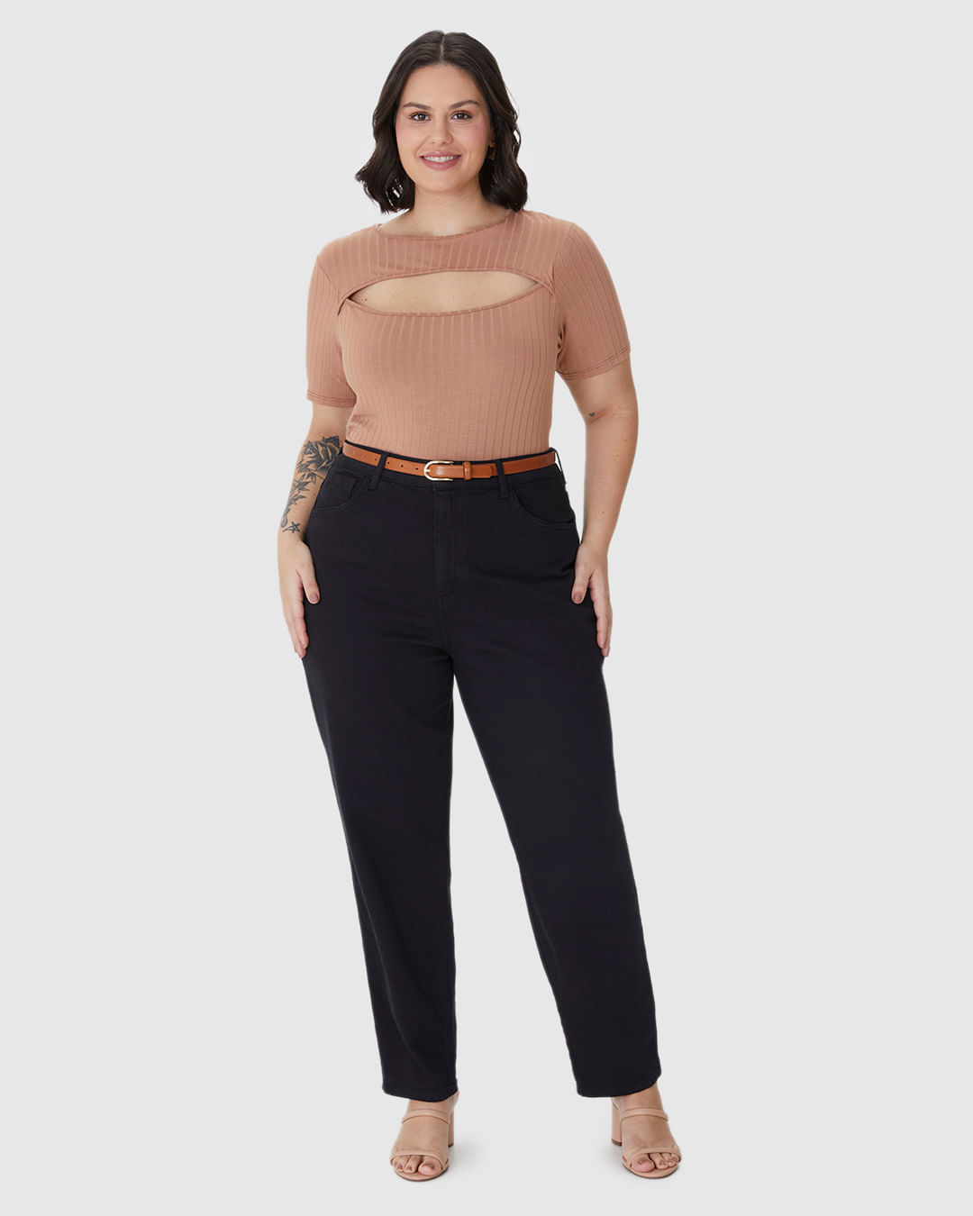 Calça Feminina Plus Size Mom Cintura Alta Em Sarja Com Elastano - Imagem 21