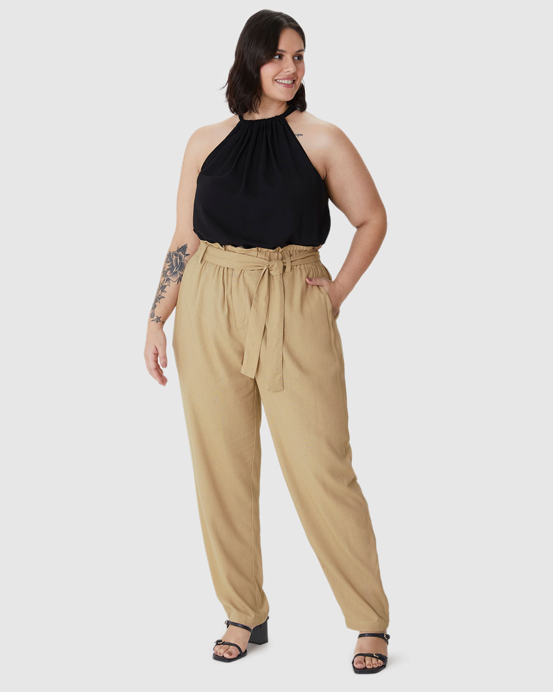 Calça Feminina Plus Size Clochard Com Cinto Em Viscolinho - Imagem 11