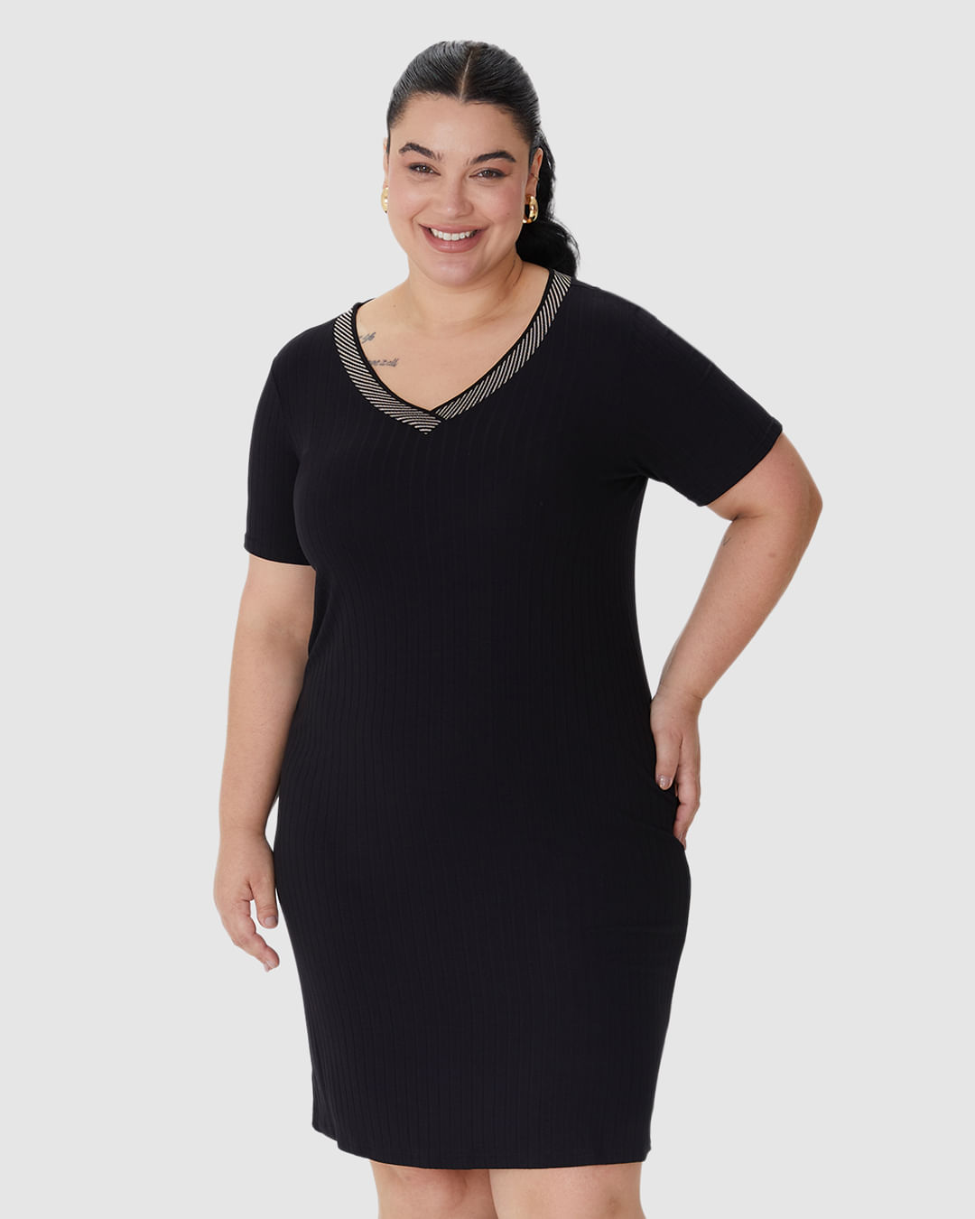 Vestido Feminino Plus Size Reto Decote V Retilínea em Malha Viscose Canelada
