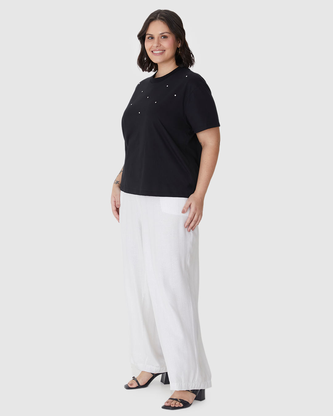 Camiseta Feminina Plus Size Box Aplique Rebite Com Strass Em Algodão - Imagem 17