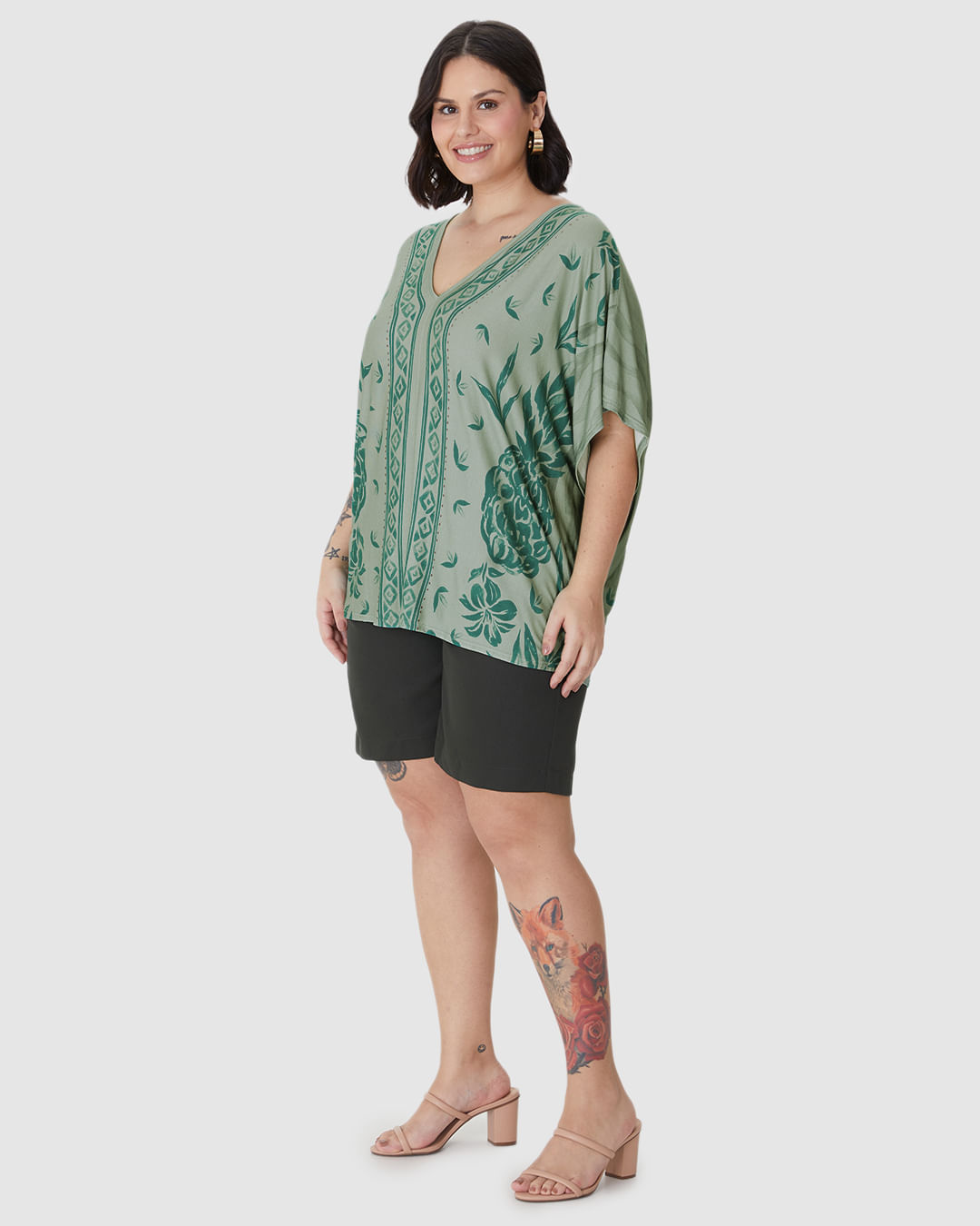 Blusa Feminina Plus Size Ampla Estampada Decote V Em Viscose Stretch - Imagem 17