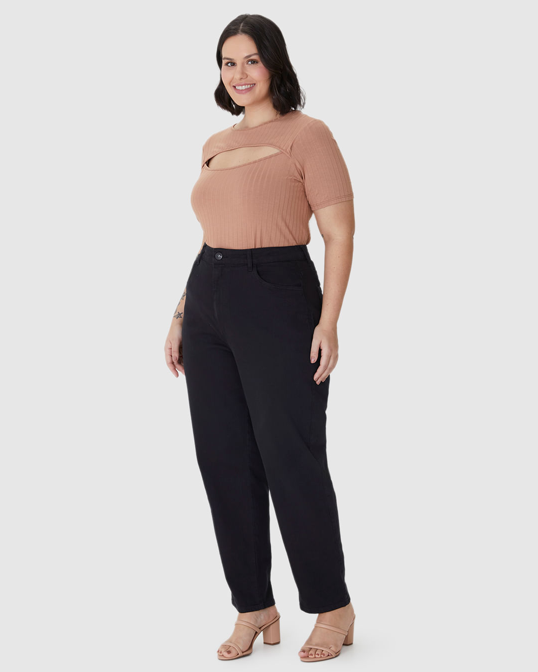 Calça Feminina Plus Size Mom Cintura Alta Em Sarja Com Elastano - Imagem 7