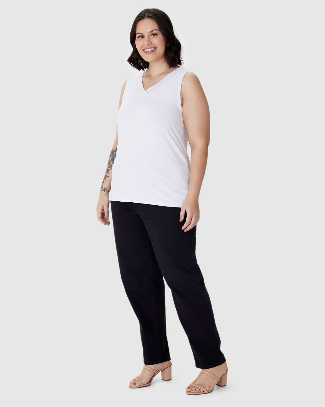 Regata Feminina Plus Size Decote V Retilínea Em Malha Viscose Canelada - Imagem 12