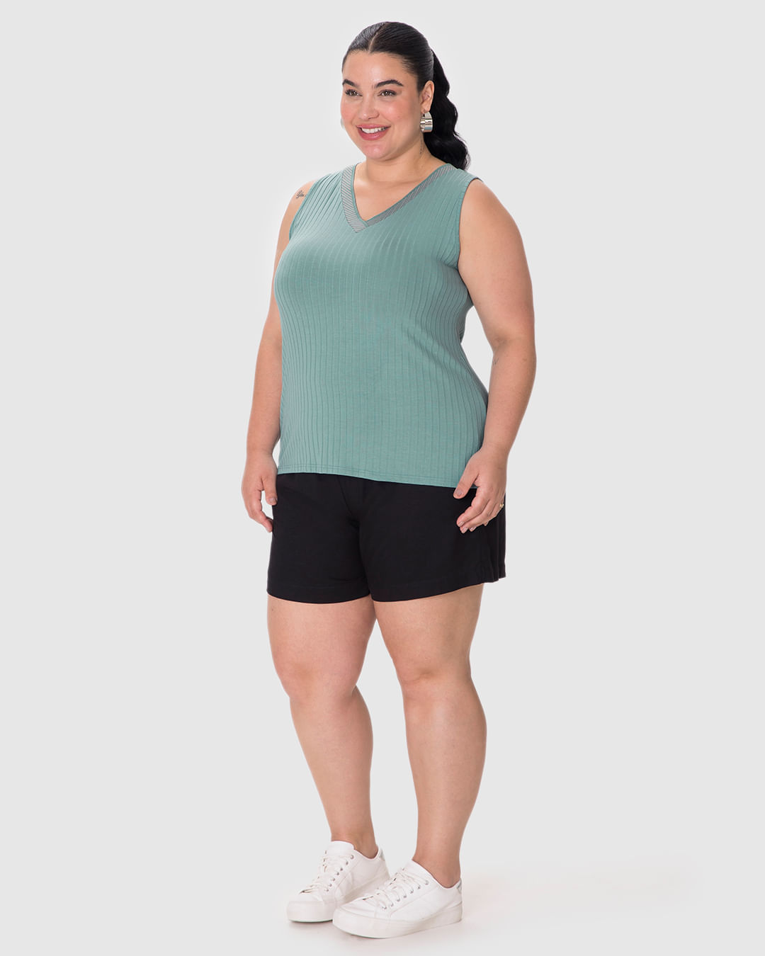 Regata Feminina Plus Size Decote V Retilínea Em Malha Viscose Canelada - Imagem 22