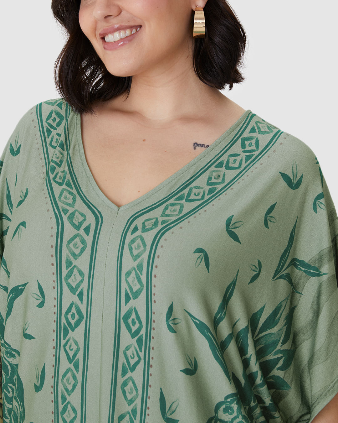 Blusa Feminina Plus Size Ampla Estampada Decote V Em Viscose Stretch - Imagem 18