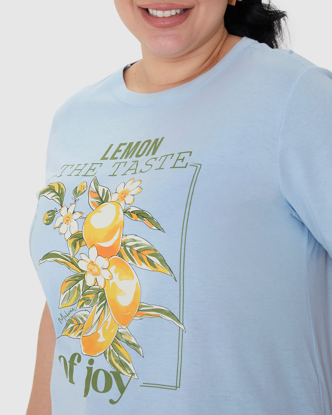 Camiseta Feminina Plus Size Estampa Lemon The Taste Of Joy Em Algodão - Imagem 23