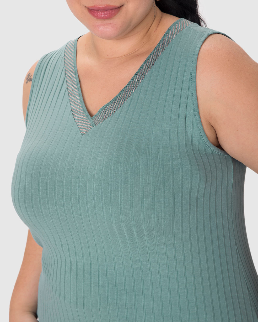 Regata Feminina Plus Size Decote V Retilínea Em Malha Viscose Canelada - Imagem 13