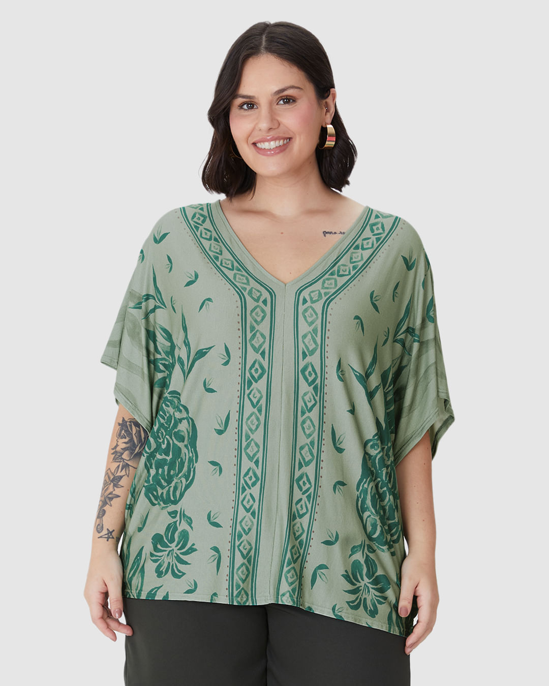 Blusa Feminina Plus Size Ampla Estampada Decote V Em Viscose Stretch - Imagem 14