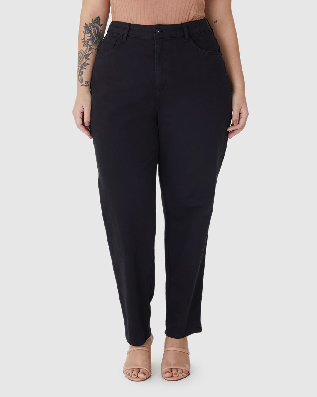 Calça Feminina Plus Size Mom Cintura Alta Em Sarja Com Elastano - Imagem 9