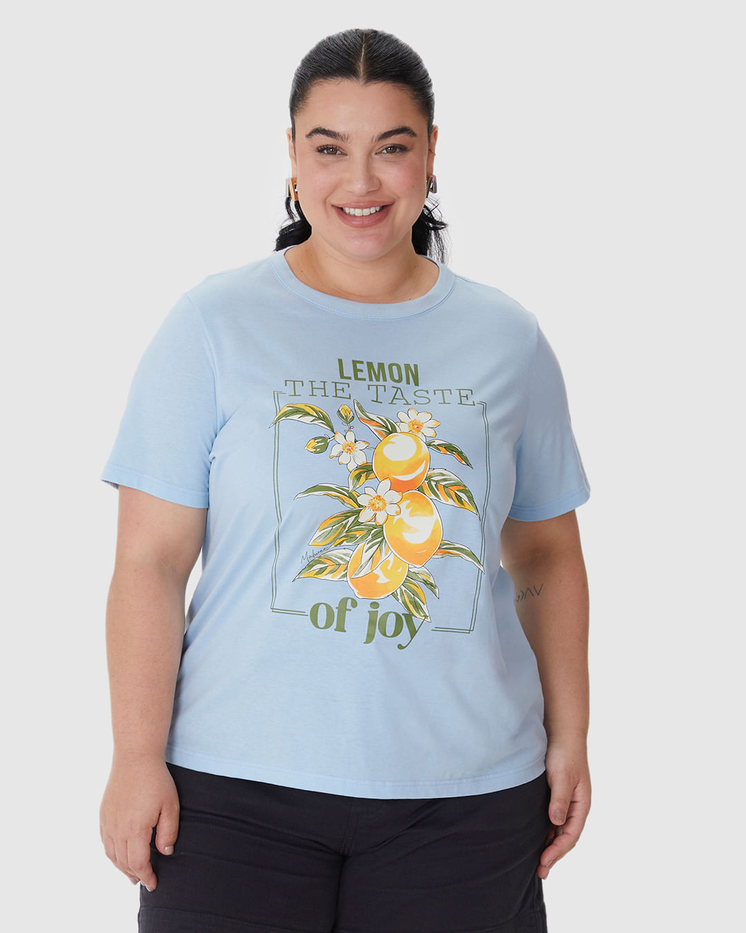 Camiseta Feminina Plus Size Estampa Lemon The Taste Of Joy Em Algodão - Imagem 24