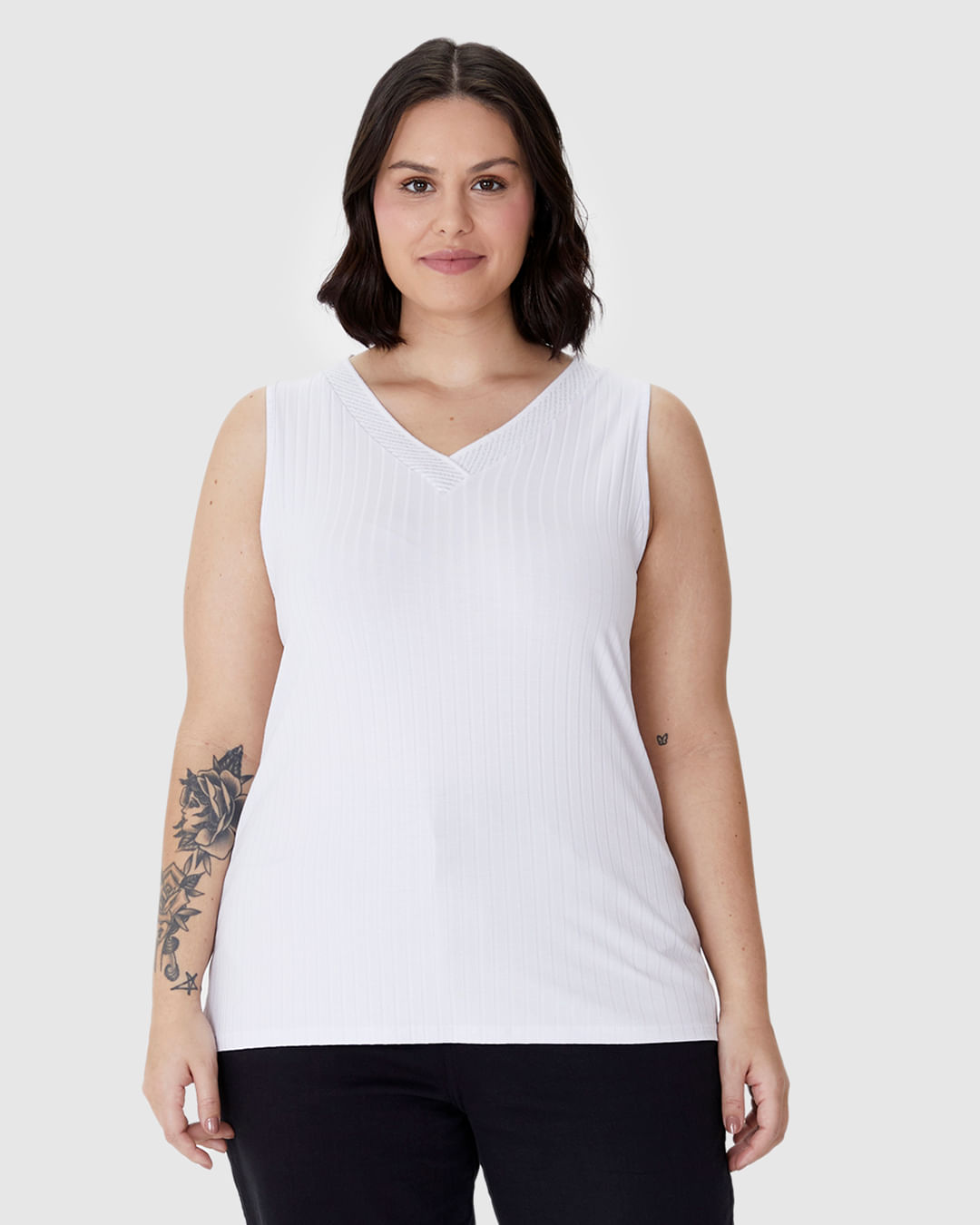 Regata Feminina Plus Size Decote V Retilínea Em Malha Viscose Canelada - Imagem 19
