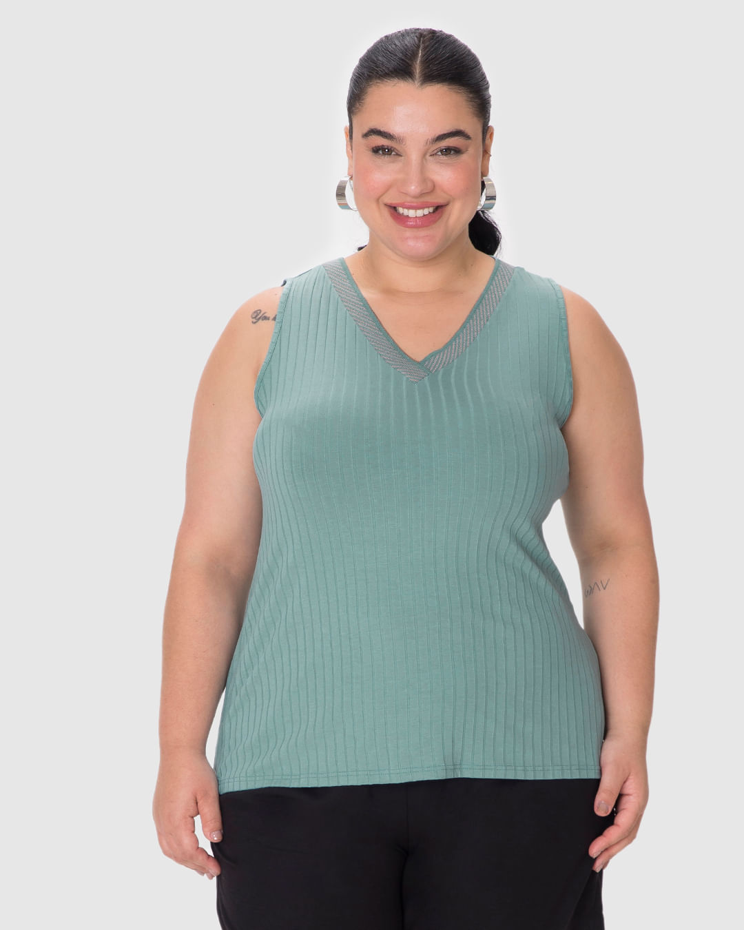 Regata Feminina Plus Size Decote V Retilínea Em Malha Viscose Canelada - Imagem 19
