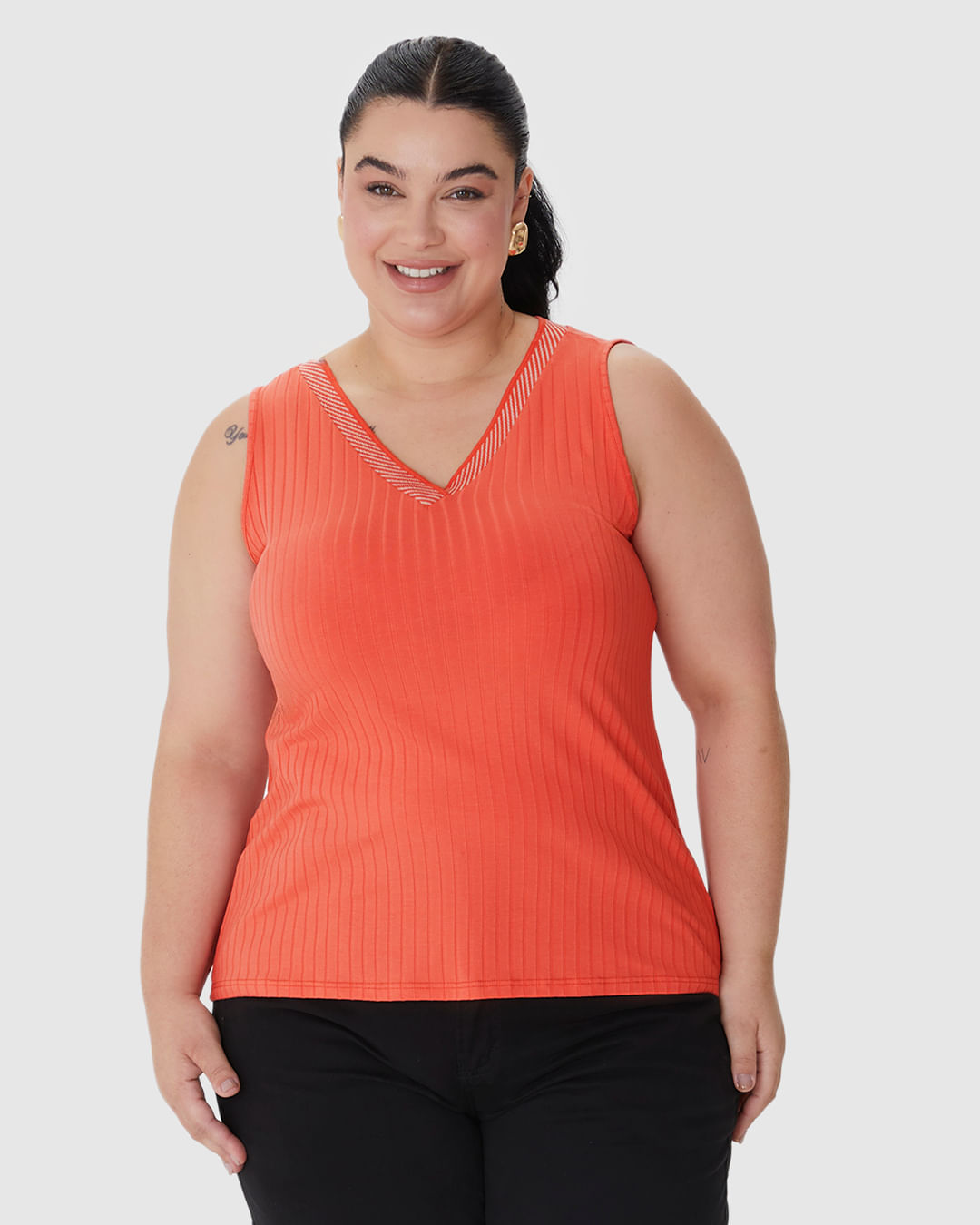 Regata Feminina Plus Size Decote V Retilínea Em Malha Viscose Canelada - Imagem 9