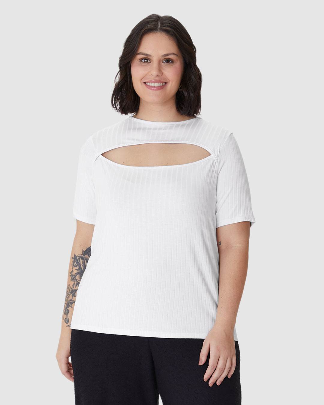 Blusa Feminina Plus Size Decote Detalhe Vazado Em Malha Viscose Canelada - Imagem 4