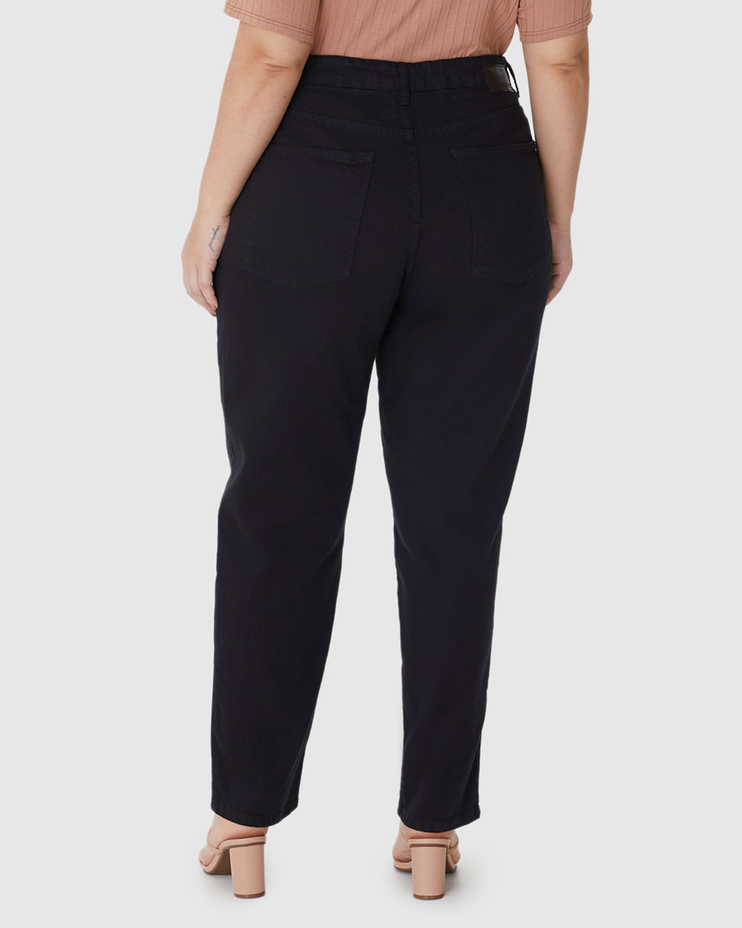 Calça Feminina Plus Size Mom Cintura Alta Em Sarja Com Elastano - Imagem 30