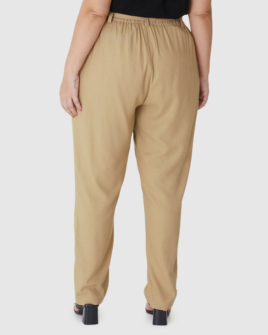 Calça Feminina Plus Size Clochard Com Cinto Em Viscolinho - Imagem 15