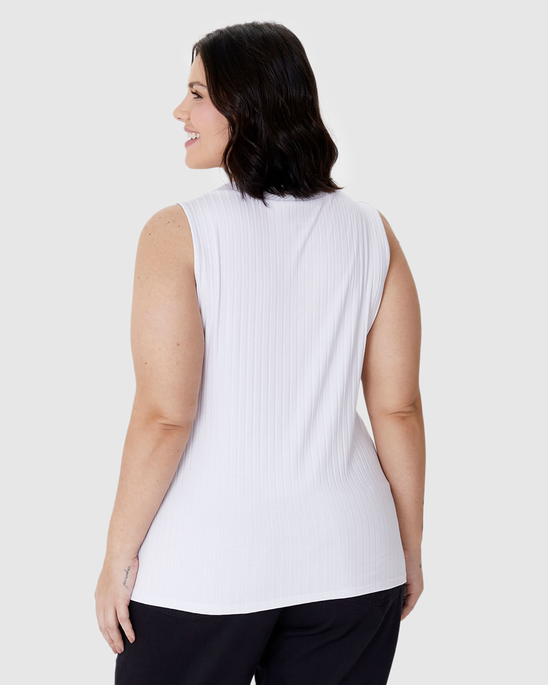 Regata Feminina Plus Size Decote V Retilínea Em Malha Viscose Canelada - Imagem 10