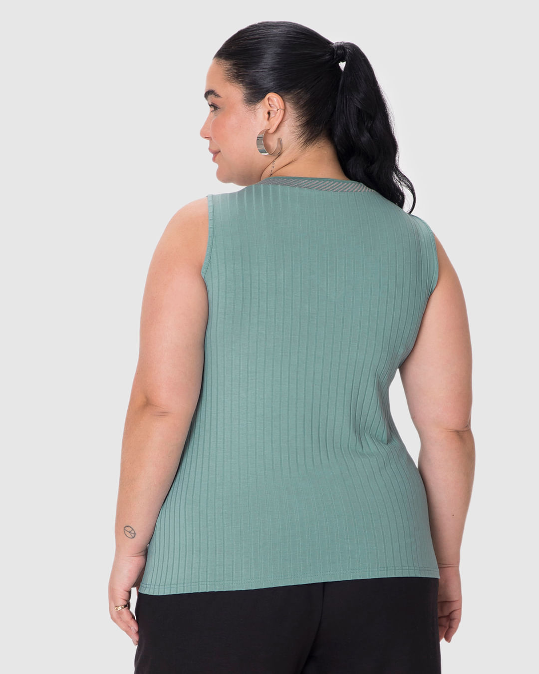Regata Feminina Plus Size Decote V Retilínea Em Malha Viscose Canelada - Imagem 5