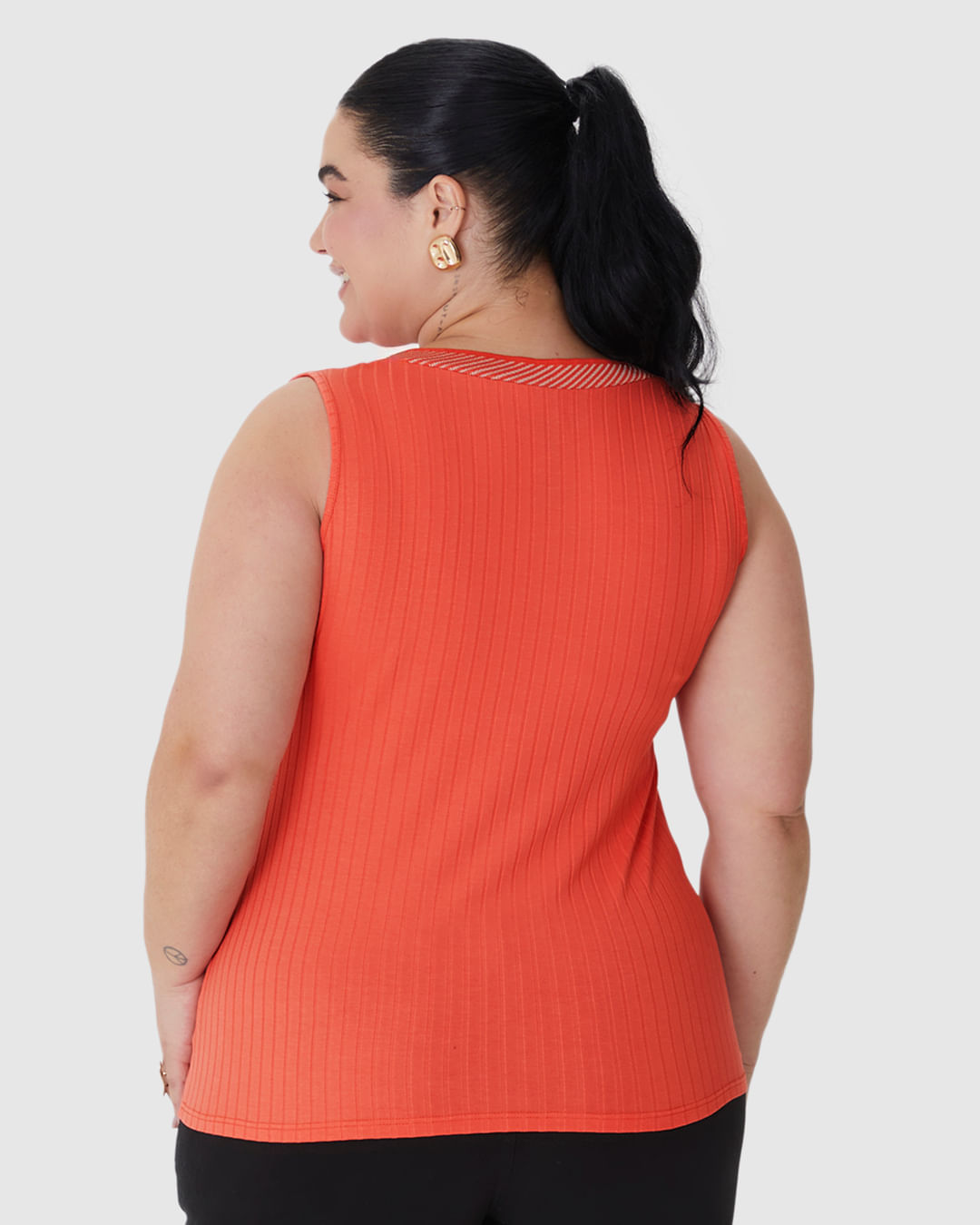 Regata Feminina Plus Size Decote V Retilínea Em Malha Viscose Canelada - Imagem 20