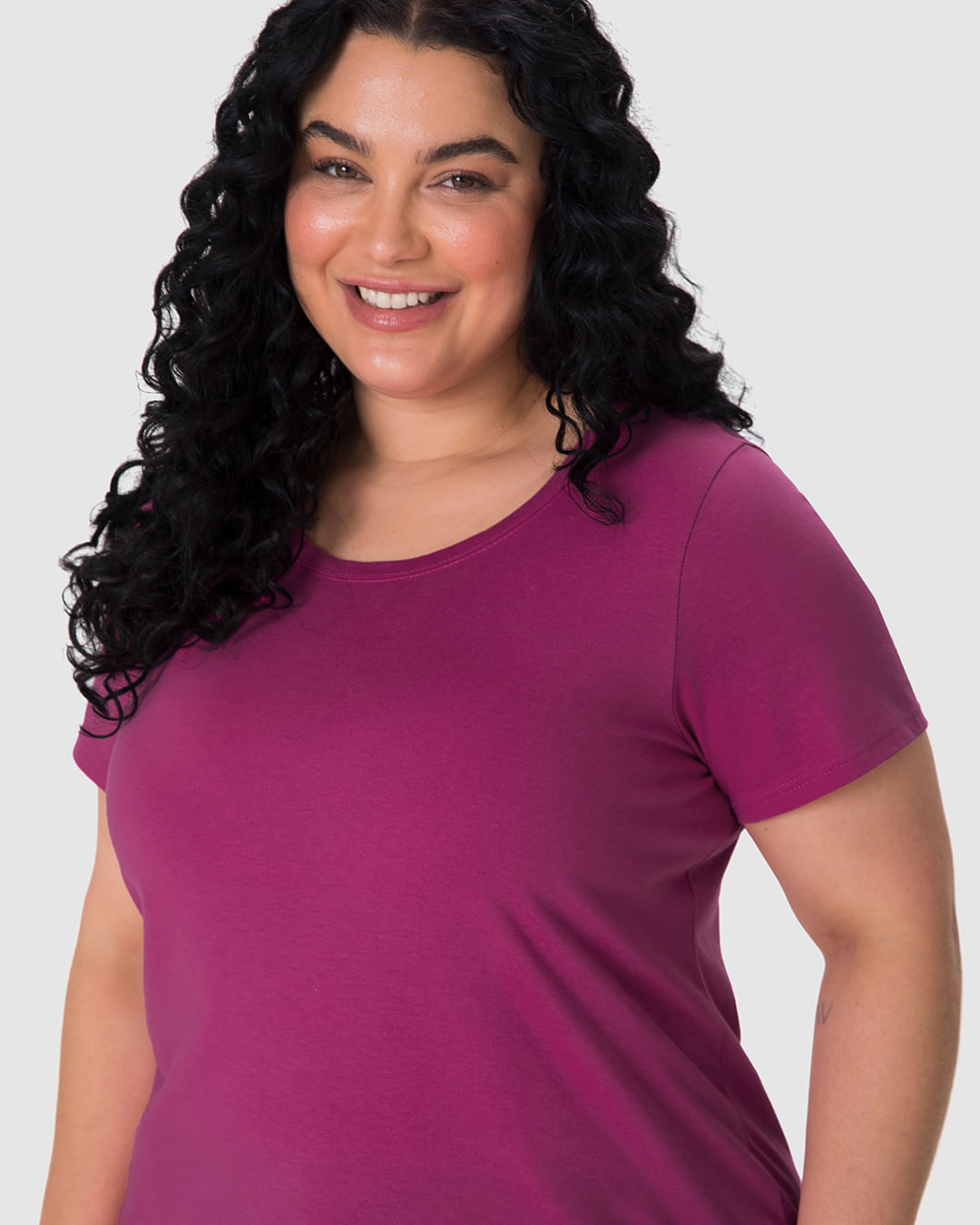 Blusa Básica Feminina Plus Size Decote Redondo Em Algodão - Imagem 13