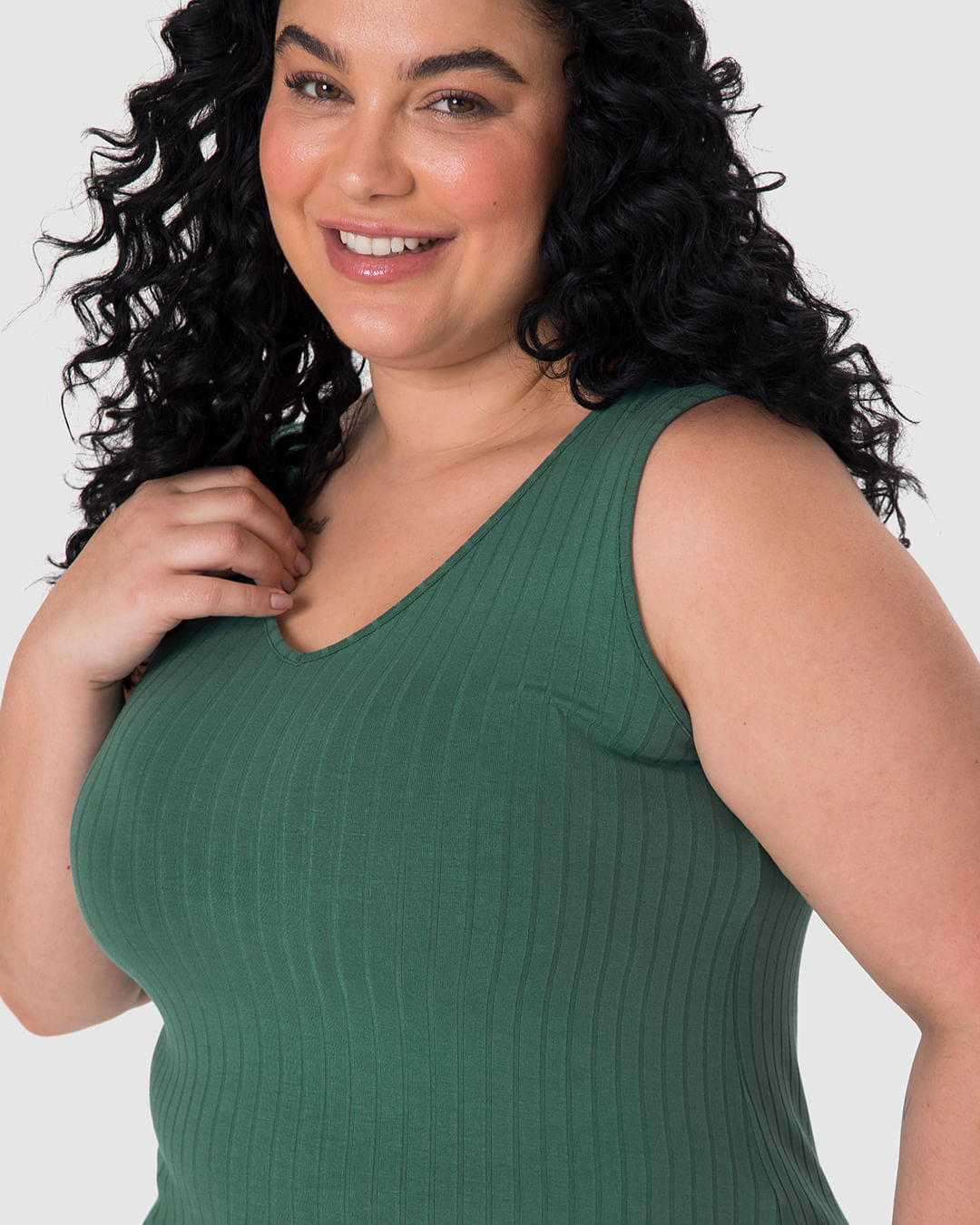 Regata Básica Feminina Plus Size Decote V Em Canelado De Viscose - Imagem 3